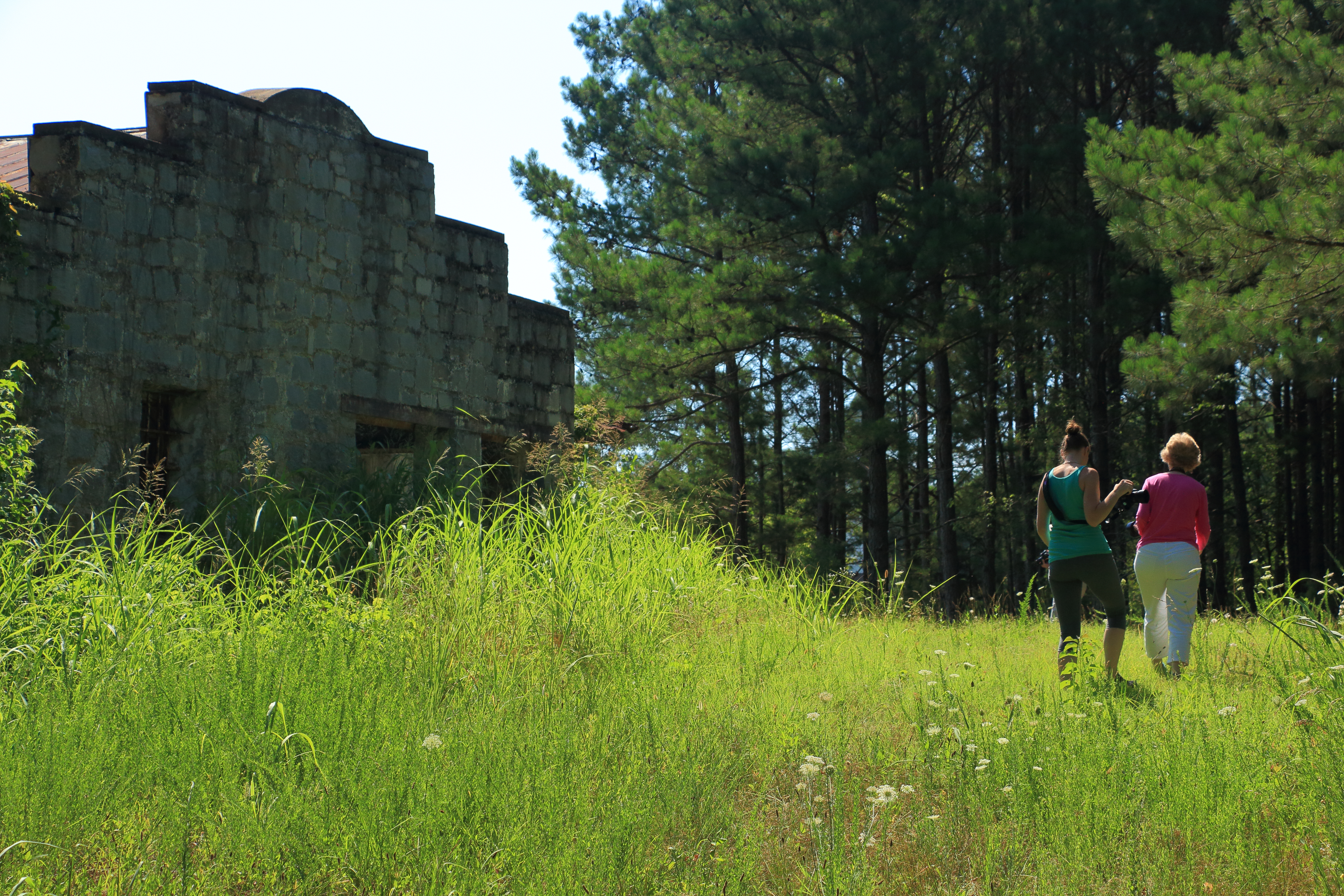 Two Chicks At Chain Gang